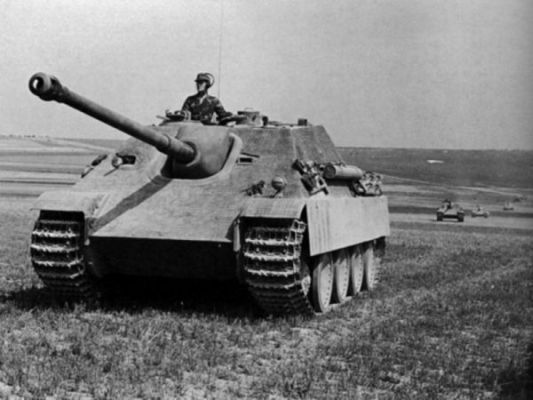 Click to view full size image
 ============== 
A column of Jagdpanthers moving across the Russian steppe.
