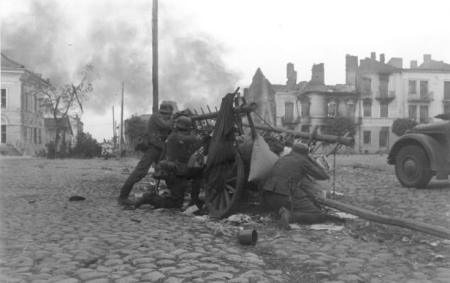 Click to view full size image
 ============== 
Poland .- street fighting. German infantry take cover behind wooden carts.

Source: German Federal Archive

