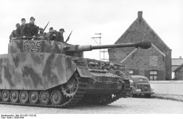 Click to view full size image
 ============== 
Panzer IV tank and crew of German 12th SS Panzer Division \'Hitlerjugend\' in Belgium or France, 1943, photo 2 of 2.

Source: German Federal Archive
