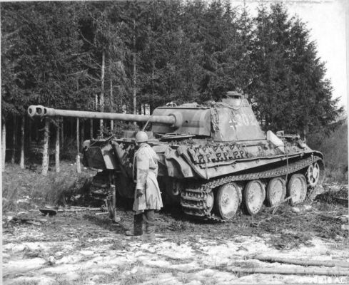 Click to view full size image
 ============== 
US Army officer standing next an abandoned German Panzer V Panther tank, 1944-1945.

Source: German Federal Archive
