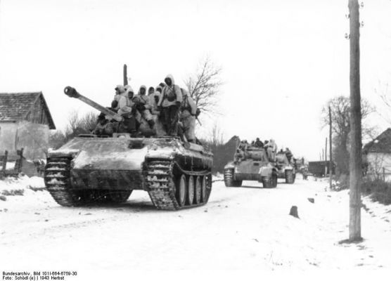 Click to view full size image
 ============== 
In the East .- column of Panzer V \