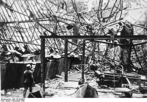 Click to view full size image
 ============== 
German soldier in a destroyed factory, Stalingrad, Russia, Nov 1942.
