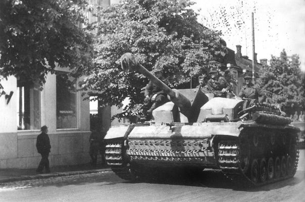 Click to view full size image
 ============== 
StuG III Ausf. G (early) in Finland, elements of the Sturmgeschütz-Brigade 303.
